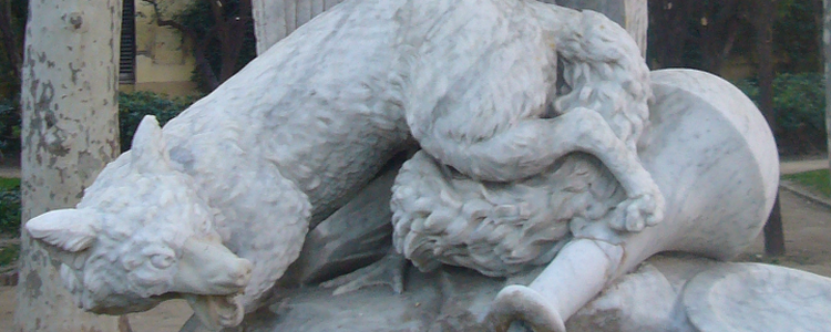 Fountain depicting the Fox and the Stork. Image credit: [**Jordiferrer**](https://commons.wikimedia.org/w/index.php?curid=25764300)